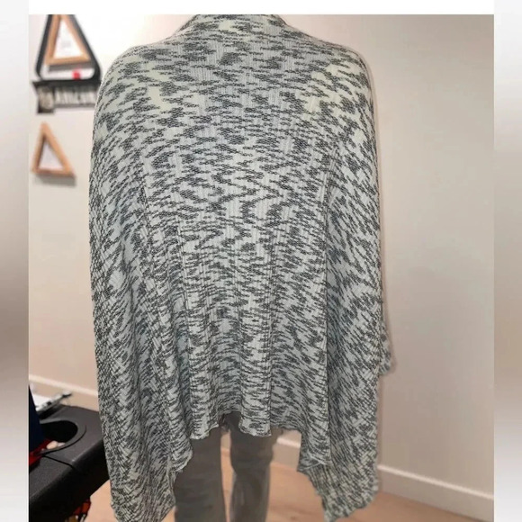 WOVEN HEART BY NORDSTROM OPEN FRONT KNIT WRAP LIGHT GREY AND WHITE O/S - Picture 6 of 9